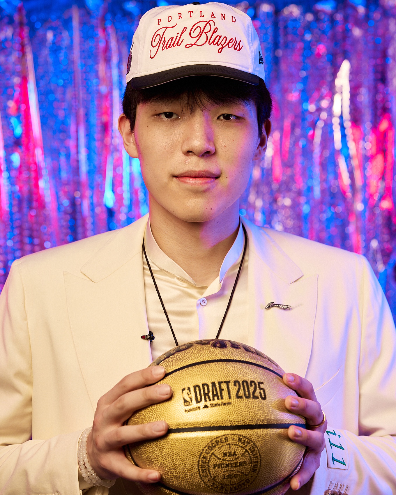 第16顺位！开拓者官推晒杨瀚森被选中帅照：一周前的今天🥹❤️