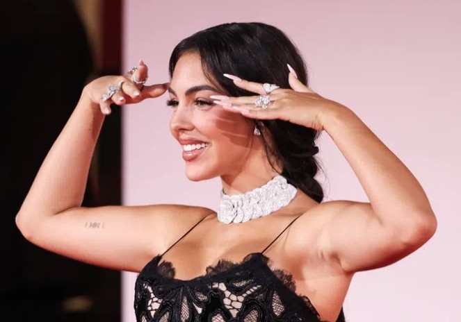 BetVictor伟德官网-乔治娜现身威尼斯影展 展示与C罗订婚钻戒